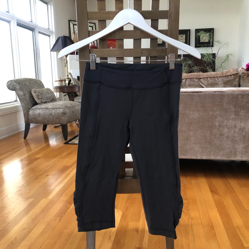 LULULEMON SIZE 6 GRAY CROPPED LEGGINGS